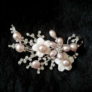 Pearl Brooch in style with original bag. New.